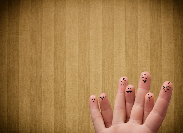 Happy vinger glimlachen met vintage streep wallpaper achtergrond — Stockfoto