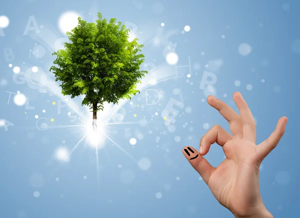 Happy vinger glimlacht met groene magische gloeiende boom — Stockfoto