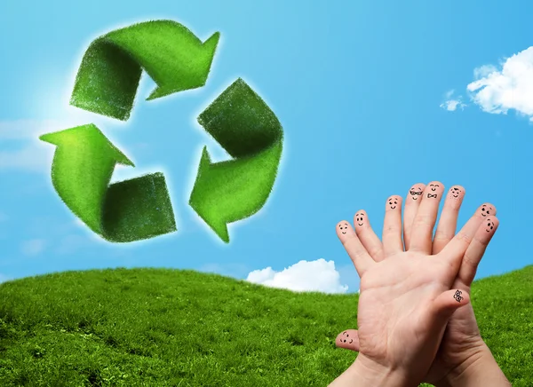 Dedos feliz sonriente mirando la hoja verde reciclan signo —  Fotos de Stock