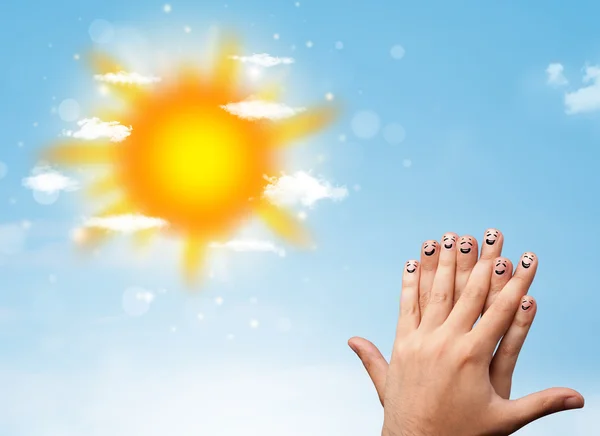 Parlak güneş ve bulutların çizdiği neşeli parmak gülümsemeleri — Stok fotoğraf
