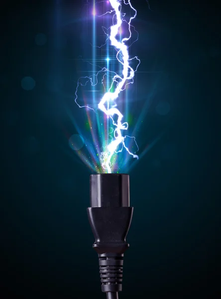 Kabel elektryczny ze świecącym piorunem elektrycznym — Zdjęcie stockowe