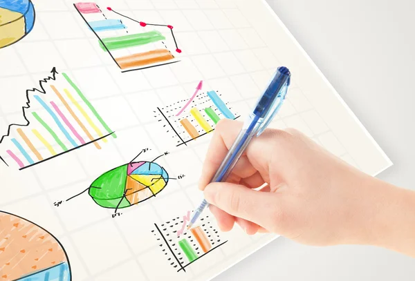 紙にカラフルなグラフやアイコンを描く事業者 — ストック写真