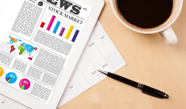 Tablet pc shows news on screen with a cup of coffee on a desk — Stock Photo, Image