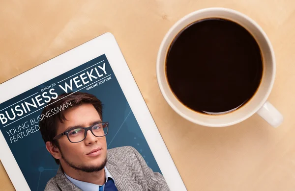 Tablet PC que muestra la revista en pantalla con una taza de café en una d — Foto de Stock