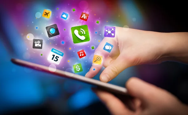 Mão tocando tablet pc, conceito de rede social — Fotografia de Stock