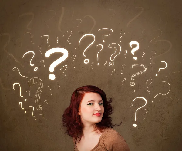 Kafasında soru işareti olan bir kız.