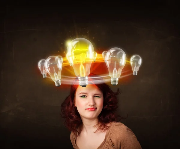 Mujer con bombillas dando vueltas alrededor de su cabeza — Foto de Stock