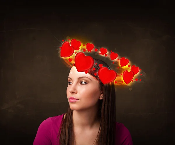 Adolescente ragazza con le illustrazioni del cuore che gira intorno alla sua testa — Foto Stock