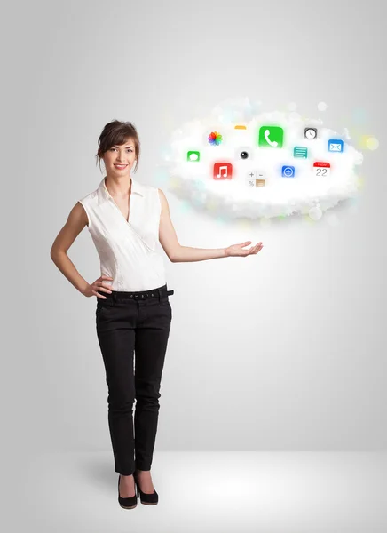 Jonge vrouw presenteren wolk met kleurrijke app pictogrammen en symbolen — Stockfoto