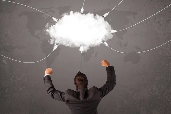 Ung man tittar på cloud transfer världstjänst — Stockfoto
