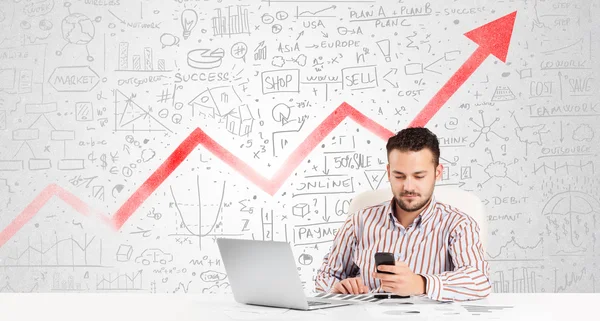 Hombre de negocios sentado a la mesa con diagramas de mercado — Foto de Stock