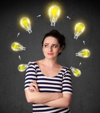 genç kadın başının etrafında dolaşım ampul ile düşünme