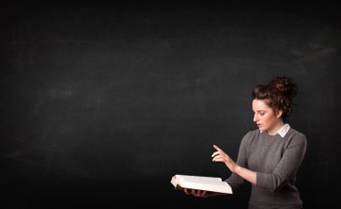 genç bayan bir kitap okuma