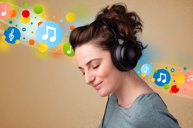 Kulaklıkla müzik dinleyen genç bir kadın. 