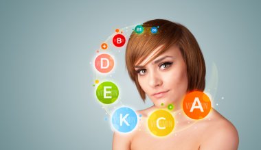 genç ve güzel kız ile renkli vitamin simgeler ve semboller