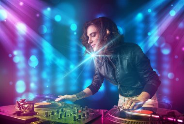 mor ve Mavi ışıklar ile karıştırma müzik kulübünde dj kız