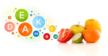 Renkli vitamin sembolleri ve simgeleri olan sağlıklı meyveler
