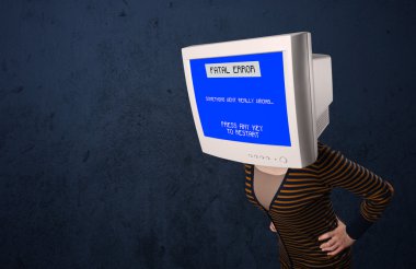 kişi bir monitör kafası ve ölümcül hata mavi ekranda di