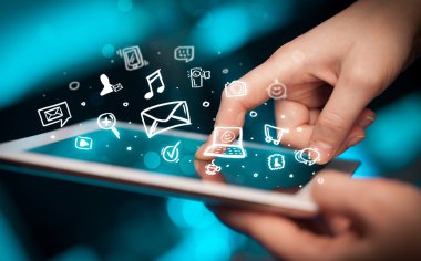 Tablet bilgisayarı üzerinde parmak işareti, sosyal medya kavramı