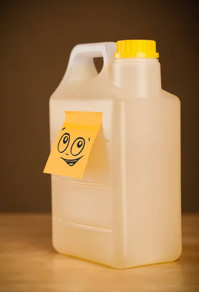 Post-it note with smiley face sticked on gallon — Stock Photo, Image