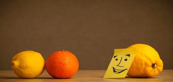 Limone con nota post-it sorridente agli agrumi — Foto Stock