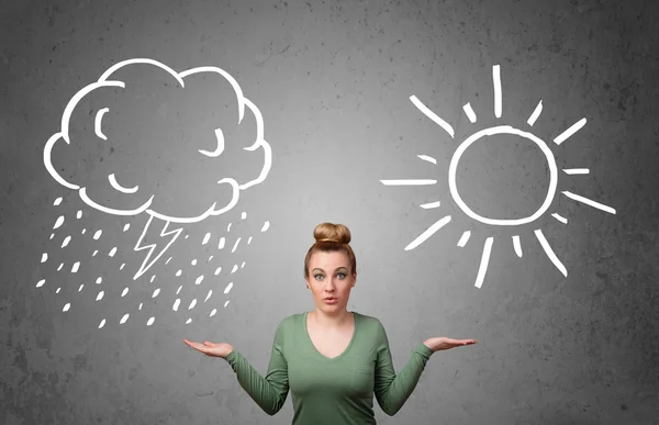 Mujer de pie entre un sol y un dibujo de lluvia —  Fotos de Stock