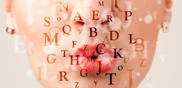 Mooi meisje lippen ademhaling lettertypen en tekens — Stockfoto