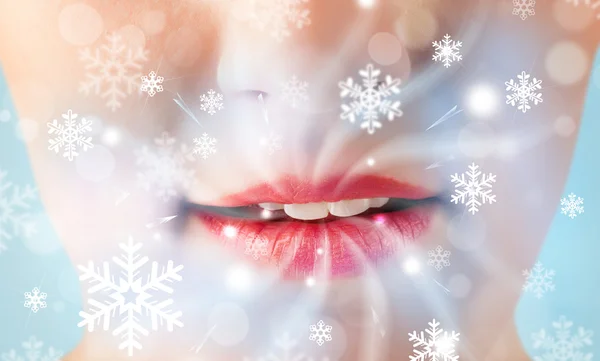 Bonita mujer boca soplando brisa fría —  Fotos de Stock