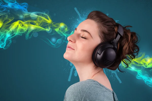 Młoda kobieta słuchająca muzyki ze słuchawkami — Zdjęcie stockowe