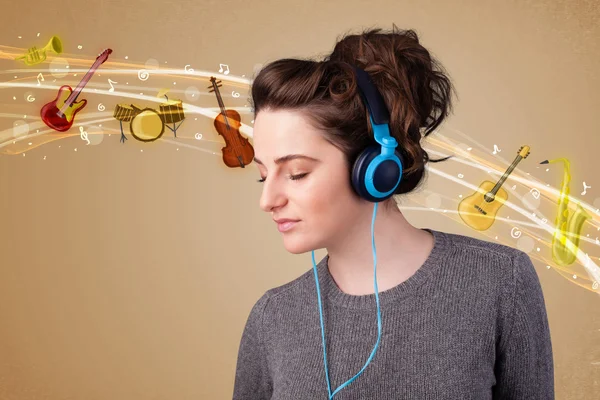 Jovem com fones de ouvido ouvindo música — Fotografia de Stock