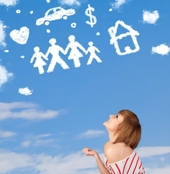 Chica joven soñando despierto con la familia y las nubes del hogar —  Fotos de Stock