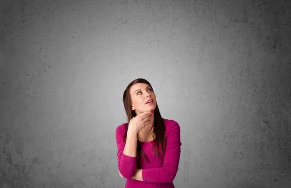 Junge Frau gestikuliert mit Kopierraum — Stockfoto