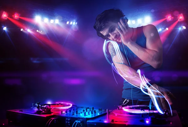 Discjockey spielt Musik mit Lichtkegel-Effekten auf der Bühne — Stockfoto