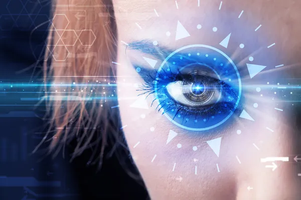 Teknolji gözlü siber kız mavi irisi inceliyor. — Stok fotoğraf