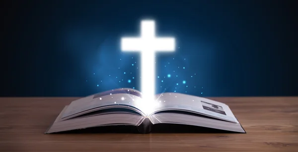 Apri la santa Bibbia con la croce incandescente al centro — Foto Stock