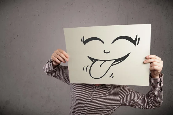 Empresário segurando um papel com cara sorridente engraçado na frente de h — Fotografia de Stock