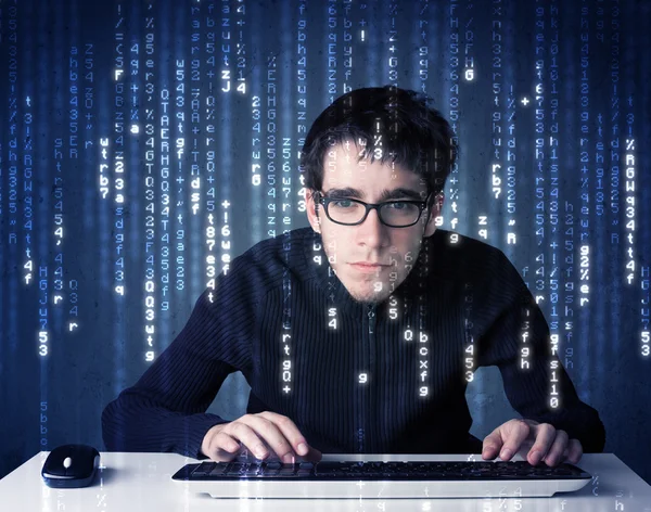 해커는 미래 지향적 인 네트워크 기술로부터 정보를 해독 한다 — 스톡 사진