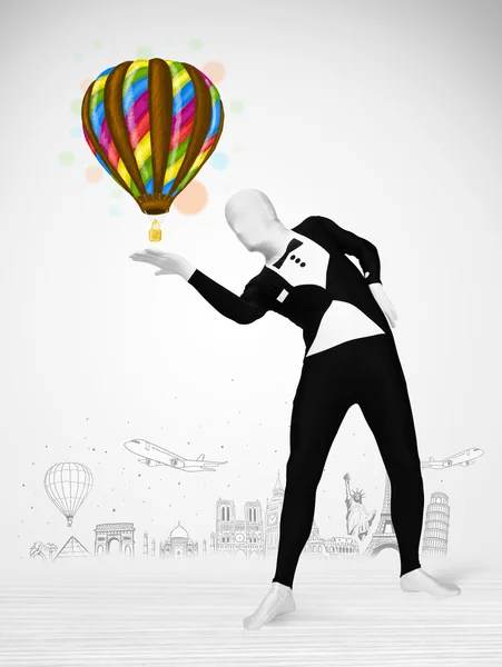 Mann im Ganzkörperanzug hält Luftballon — Stockfoto
