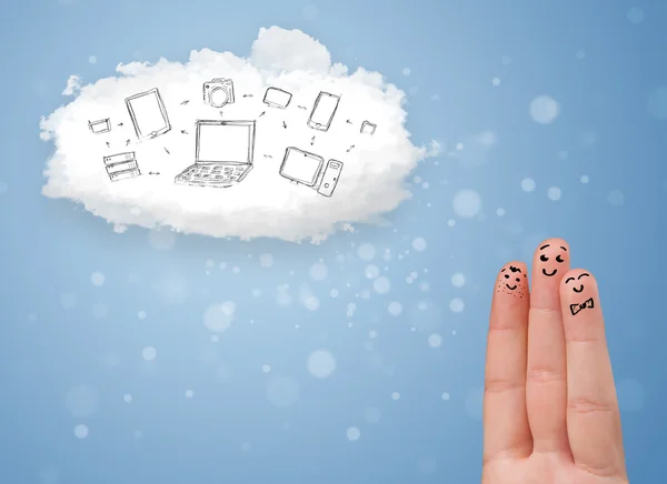 Glückliche Smiley-Finger beim Blick auf Cloud Computing mit Technologie — Stockfoto