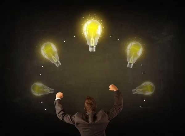 頭の上に電球を持つビジネスマン — ストック写真