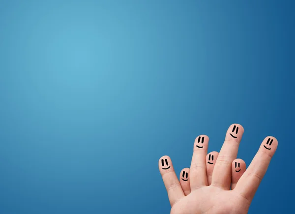 Glücklich Smiley Gesicht Finger Blick auf leere blaue Hintergrundkopie — Stockfoto