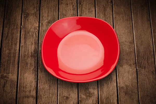 Красочная пустая тарелка на большом фоне стола — стоковое фото