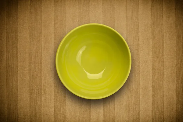 Çirkin arkaplan masasında renkli boş tabak — Stok fotoğraf
