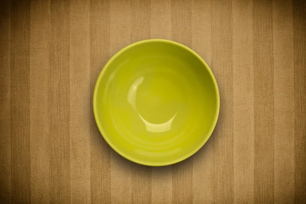 Colorful empty plate on grungy background table — Stock Photo, Image