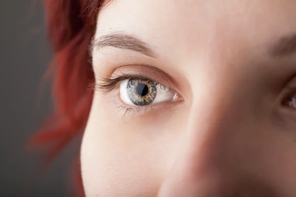 Retrato de uma menina bonita fechar os olhos — Fotografia de Stock