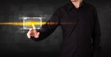 con teknoloji iş kişi dokunmadan düğmesi ile turuncu ışık ışınları