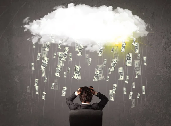 Hombre de negocios en traje mirando a la nube con dinero cayendo — Foto de Stock