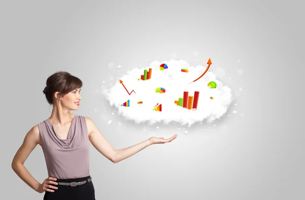 Junge Frau präsentiert Wolke mit Grafiken und Diagrammen — Stockfoto