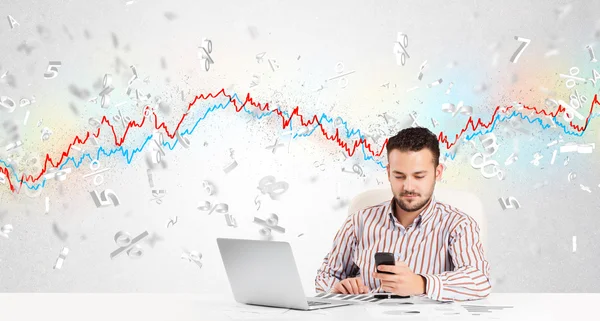 Деловой человек сидит за столом с графиком фондового рынка — стоковое фото