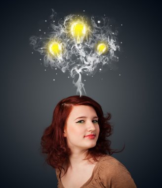 duman ve başının üstünde lightbulbs düşünceli kadınla